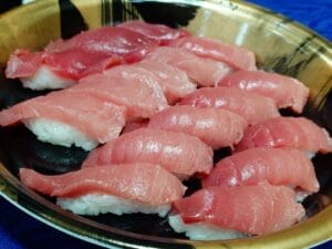 本マグロ解体ショーで切り終わったマグロを寿司にしている様子