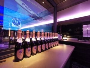 クルージングパーティーでの船内の様子