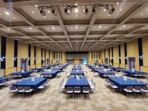 会場の動線を考慮した設営配置例（養生・電源確保含む）